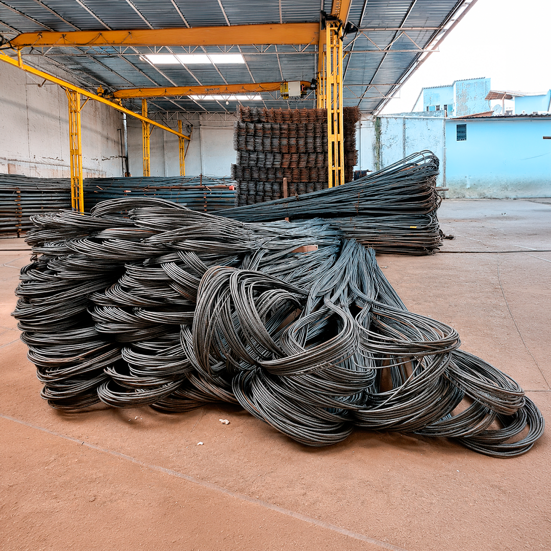 Vergalhões de aço armazenados em galpão industrial